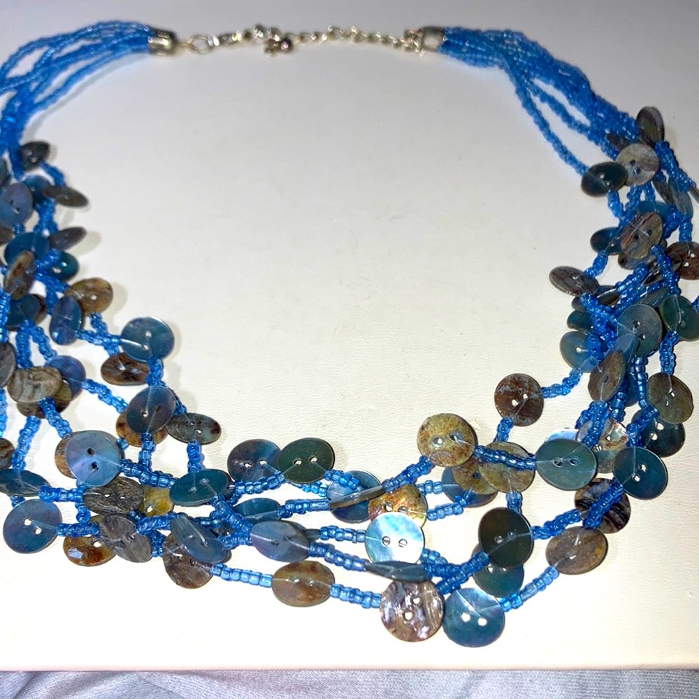Vintage 6 layer button and seed bead necklace NWOT. Bme2834
